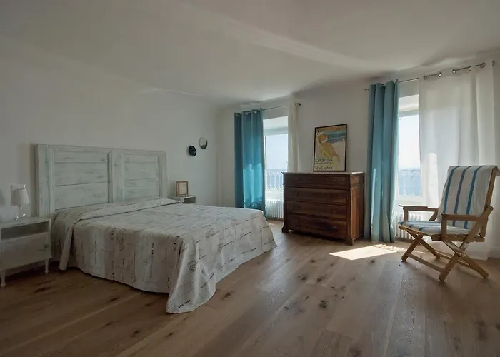 Tre Finestre Sul Mare غْروتّامّاري